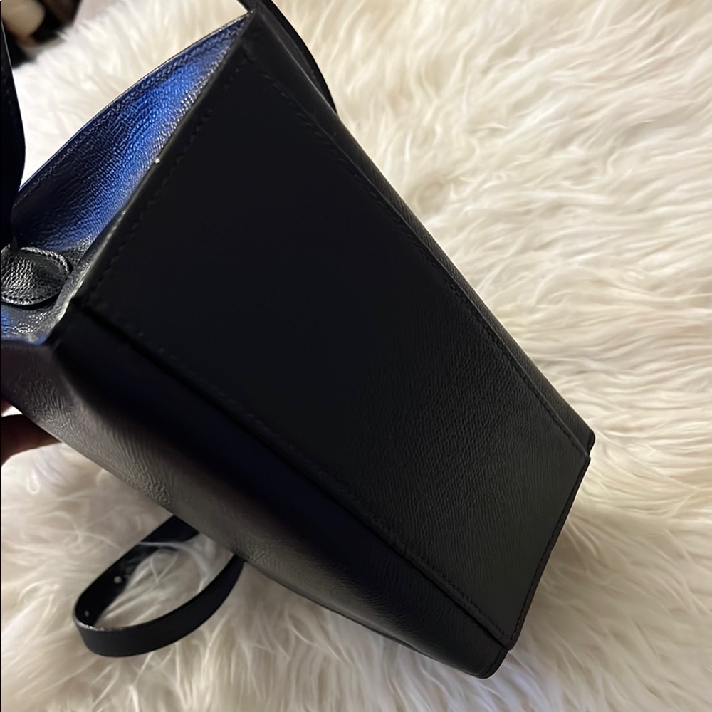 Elegant Black Crossbody Bag with Structured Design - Picture 5 of 10
